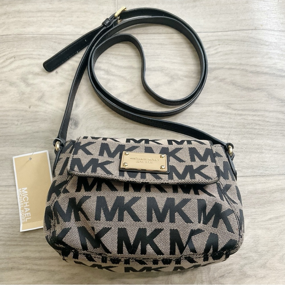 New w tags Michael Kors Jet Set crossbody monogram black beige gold snap closure